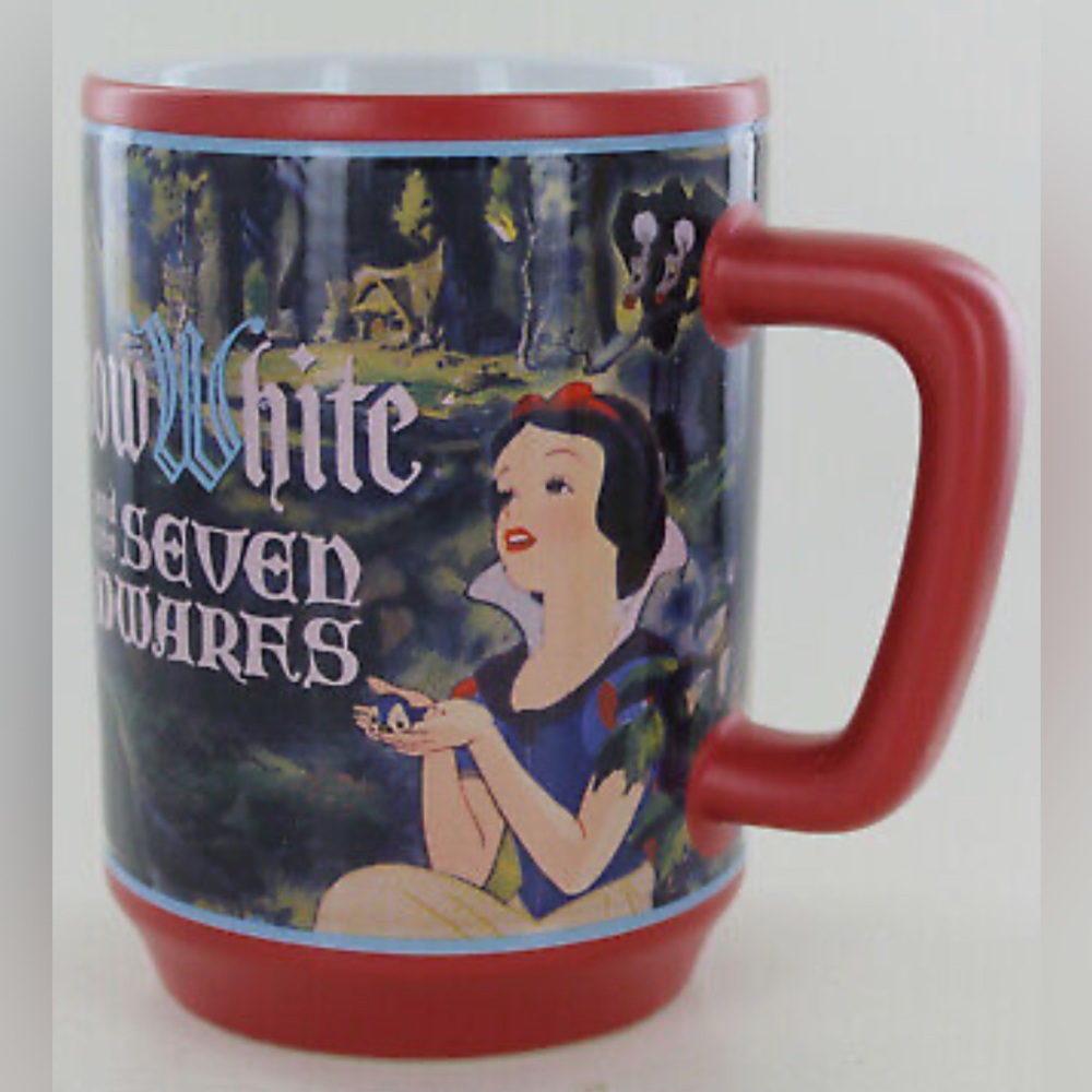 SNOW WHITE AND THE SEVEN DWARFS‎ Disney Store Movie Moments Mug Red Coffee Tea